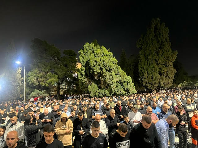 100 ألف مصلّ أدوا صلاتي العشاء والتراويح في اليوم الـ28 من شهر رمضان المبارك في رحاب المسجد الأقصى